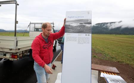POSTAVITEV TABLE OB KOLESARSKI STEZI 01 FOTO LJUBO VUKELIČ